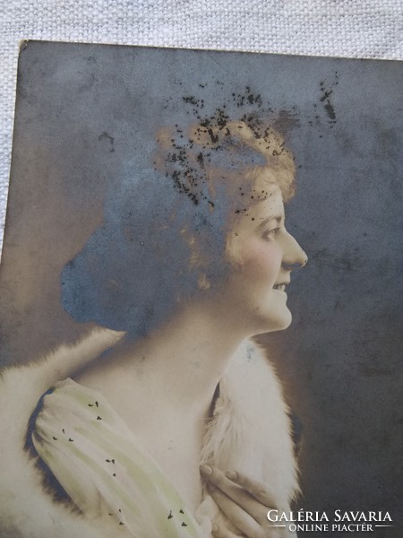 Antik kézzel színezett fotólap/képeslap, elegáns hölgy portré, rózsák 1910 körüli