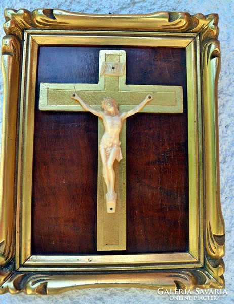 IB. Antik, CSONT - őrlemény ANYAGÚ (Jézus Krisztus a kereszten, 25 cm aranyozott keretben az 1910-es