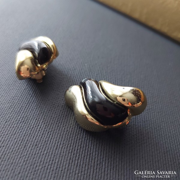 Large decorative earrings in gold and black, ear clip, flawless, age-appropriate