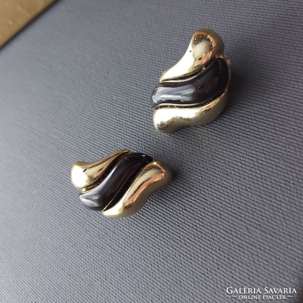 Large decorative earrings in gold and black, ear clip, flawless, age-appropriate