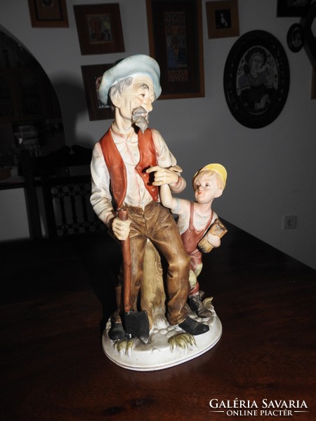 Öregapó a kisunokájával - nagyméretű hihetetlen részletgazdag porcelán szobor
