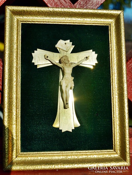 IB. Antik CSONT - őrlemény ANYAGÚ Jézus Krisztus a kereszten 22 cm-es aranyozott keretben az 1910-es