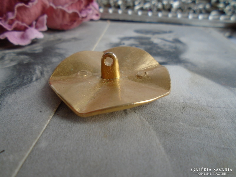 Arany színű fém gomb, bross, dekoráció   átm. 3.5 cm.