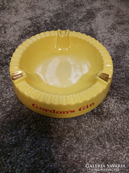 Large pub ashtray with Gordon's gin inscription from the 60s-70s. Wade England