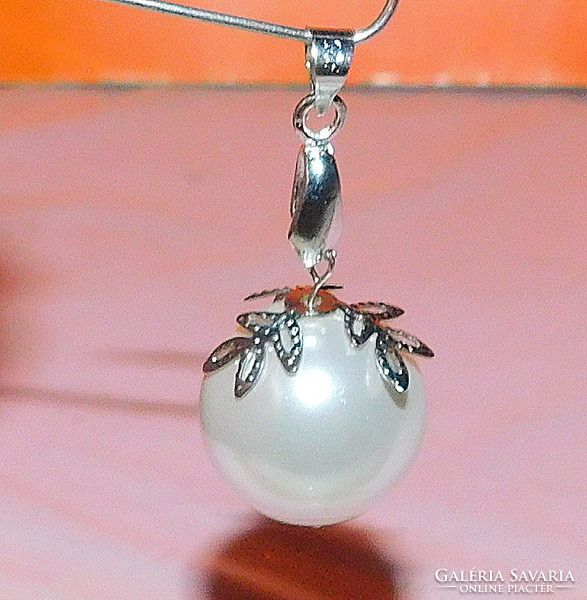 Off-white shell pearl giant pearl snowflake ornate pendant