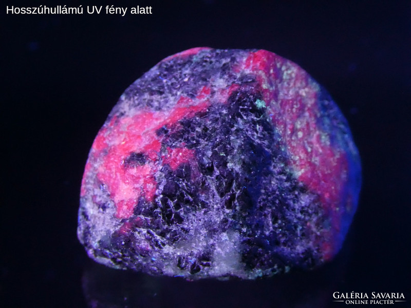Piece of natural aniolite (ruby-zoisite-amphibole / ruby-zeolite), crude mineral. 22 Grams