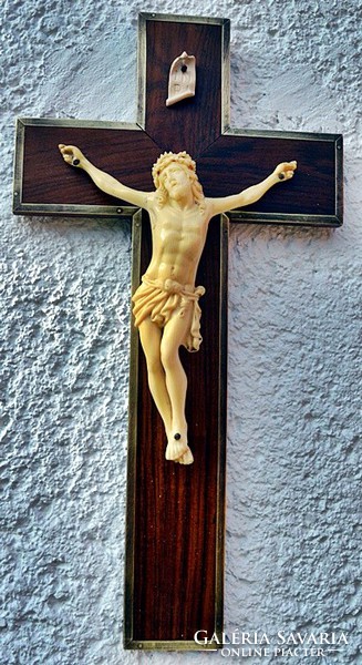 IB. Antik, CSONT őrlemény ANYAGÚ Jézus Krisztus  a kereszten, 36 cm keményfa kereszttel, az 1910-es