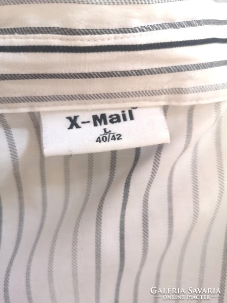 X-Mail 40-42-es fehér, csíkos karcsúsított blúz. Fekete, szürke, fehér