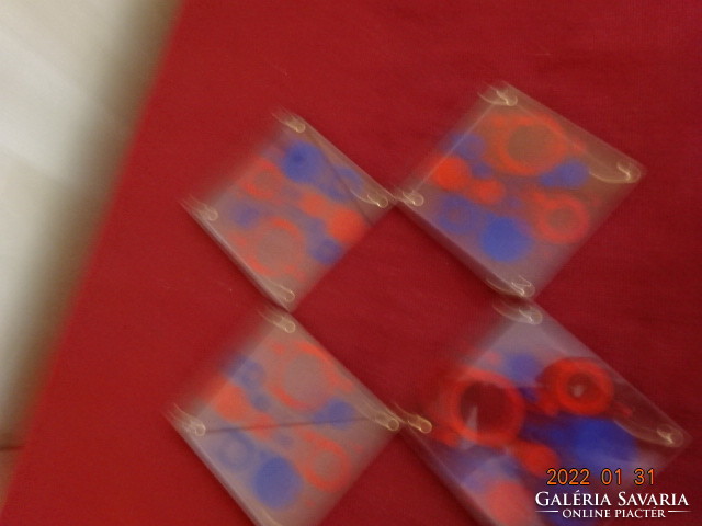 Üveg poháralátét, kék és piros karikás, mérete 9 x 9 cm. Vanneki! Jókai.