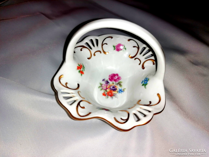Engagement ring holder in porcelain basket