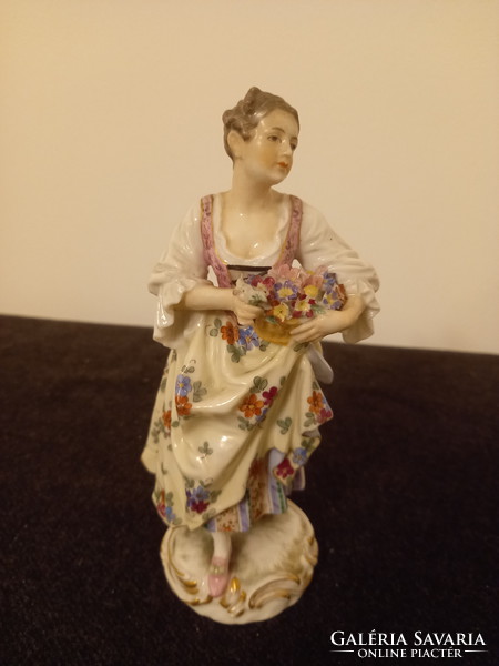 Kister Passau, Dressel és Társa, porcelán figura, barokk formavilág, leány virágkosárral
