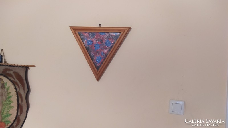 Háromszög alakú szignózott absztrakt festmény