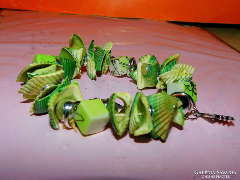 Zöld Színek Játéka Kagyló-Kocka Tibeti Ezüst Charmos Karkötő - Pandora jellegű