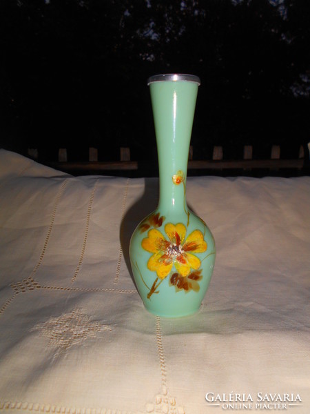 Antik kalcedon üvegből fém szegéllyel zománc festett váza