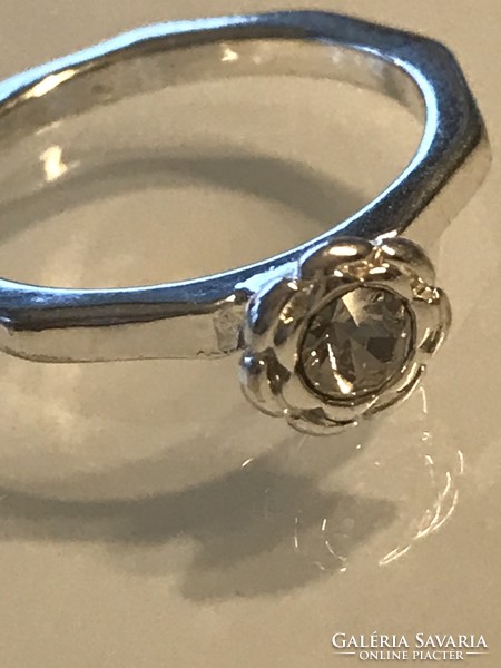 Ródiumozott gyűrű csillogó kristállyal a rózsaforma közepèn,  7-es méret