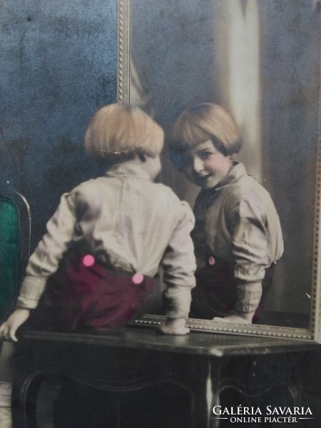 Antik színezett képeslap/üdvözlőlap/fotólap, kisfiú a tükörben, 1920 körüli