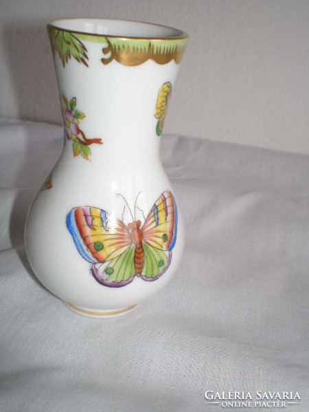 HERENDI VIKTÓRIA mintás váza , pillangó motivumokkal. Magassága :  9 cm  , szélessége 5 cm . Jelzett
