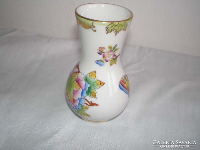 HERENDI VIKTÓRIA mintás váza , pillangó motivumokkal. Magassága :  9 cm  , szélessége 5 cm . Jelzett