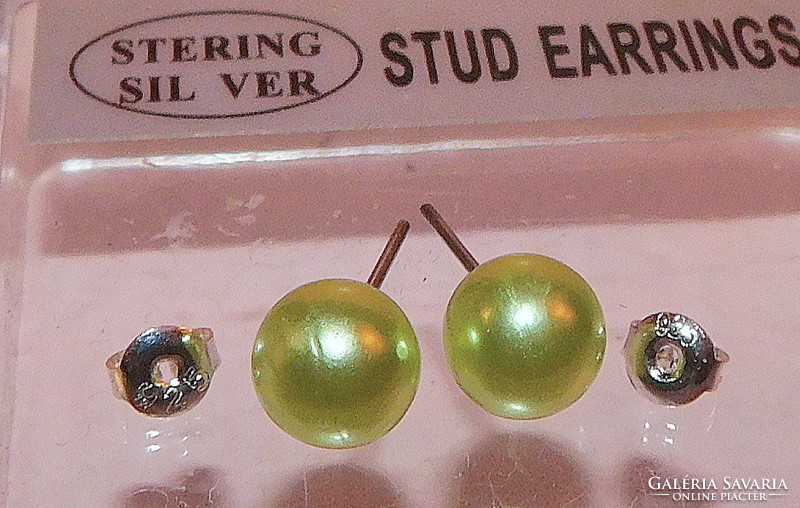 Pastel green shell pearl pearl earrings