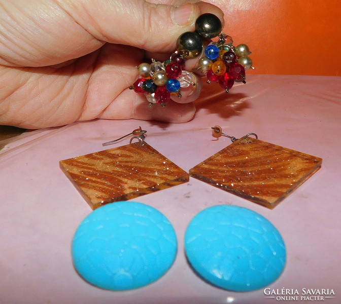 3 A pair of real retro earrings all in one - 70s