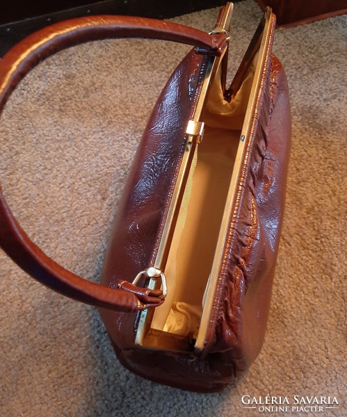 Retro bag, deer brown, with a very nice, stiffened closure!