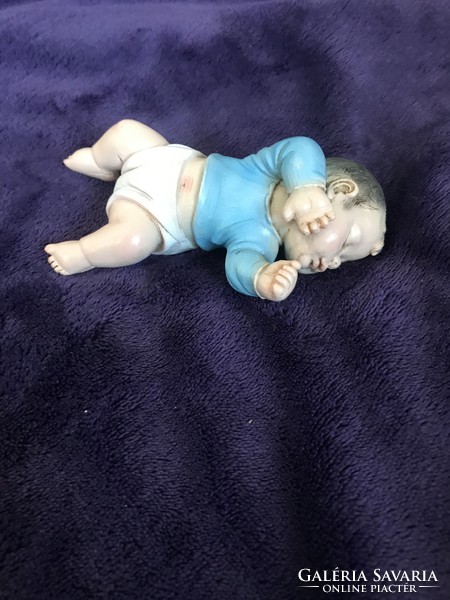 A. Lucchesi ismert baba figurája csecsemő szobor alvó figura