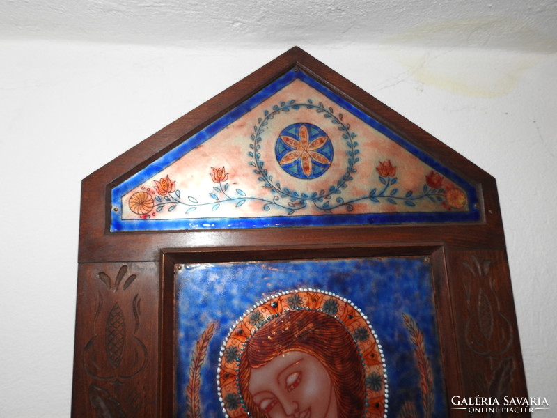 The fire enamel image of Elizabeth Zsóri Balogh is a carved huge altarpiece