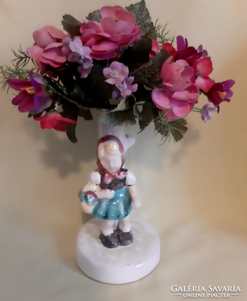 It can also be Hungarian ceramics, Izsépy ceramic lamps, little girl figurines, vases