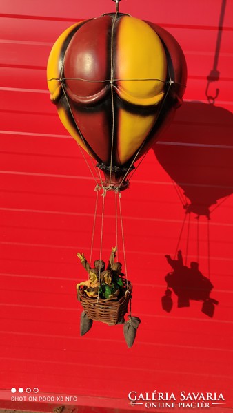 Régi hőlégballon léghajó utasokkal kosárban modell makett