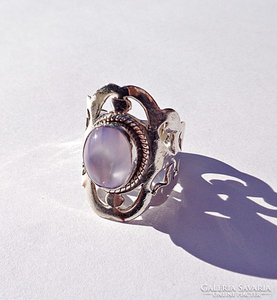 Széles, áttört mintás, lila köves ezüst gyűrű
