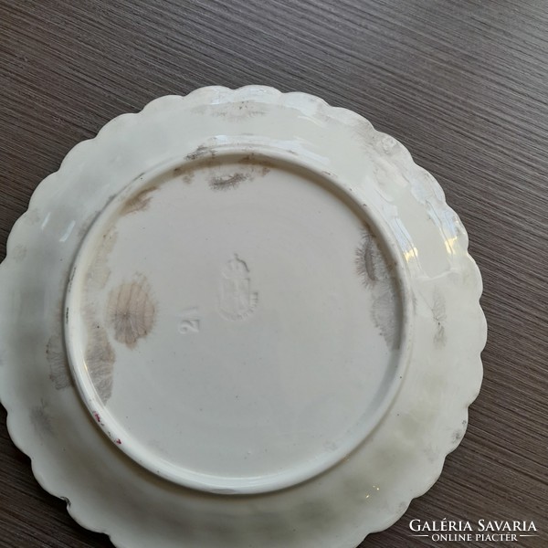 Plate with marked ruffled edges