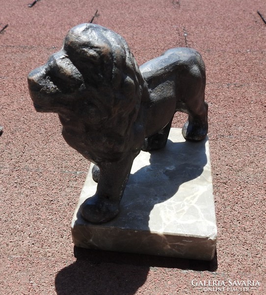 Antik öntött tömör vas oroszlán szobor márvány talapzaton
