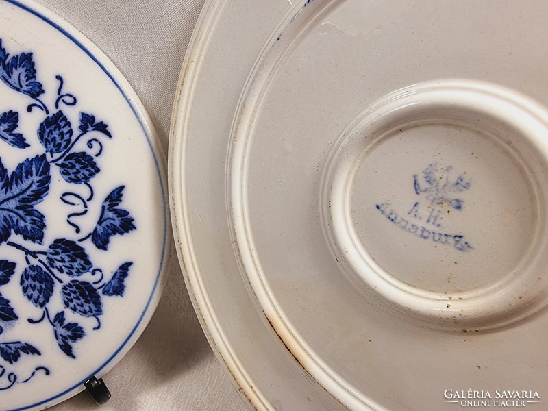 2 db AH Annaburg kékfestett szamócás porcelàn fali dísz 1885-ből.