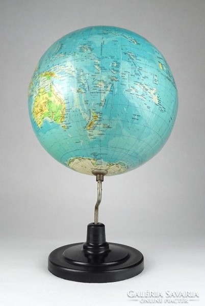 1H641 old geographical globe on vinyl base 1981