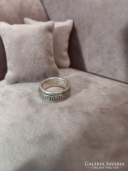 Silver ring with rotating middle part