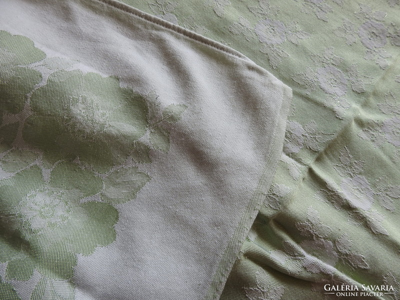 Régi nagyméretű halványzöld  asztalterítő fehér rózsamintával