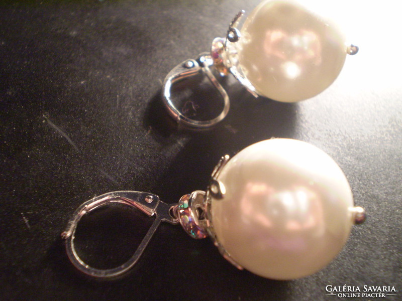 White 14mm shell pearl shell earrings