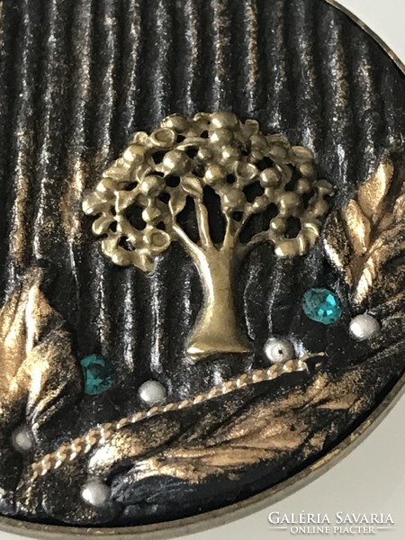 Kézműves bross életfa dísszel, apró gyöngyökkel és kristályokkal, 5 cm átmérő