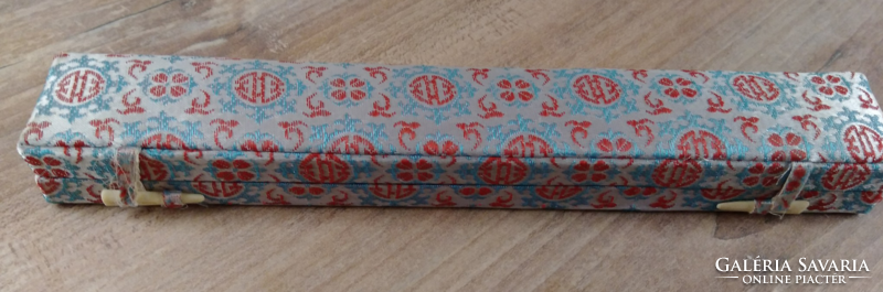 Special fire enamel compartment enamel with floral decoration Chinese porcelain? Chopsticks in a silk embroidered case