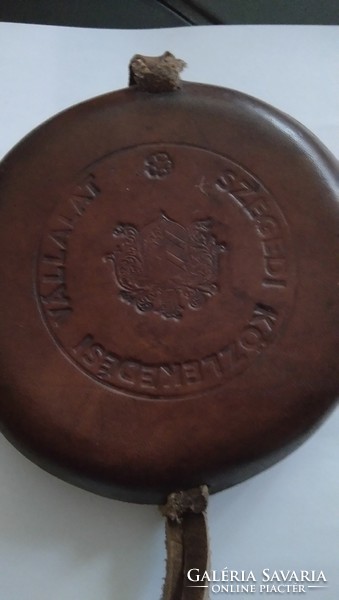 Retro nyomott bőr éremtartó, pénztartó  a Szegedi Közlekedési Vállalt  címerével ,barna filc bélés
