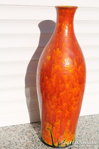 Béla Mihály's large vase with a bright color