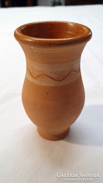 Mini, népi kerámia korsó, váza. 1979-ből. Hibátlan. 8 cm. magas.