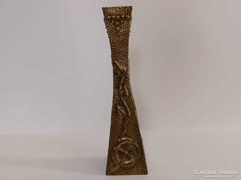 Copper trembled vase