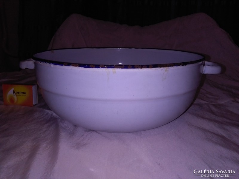 Old enameled bowl with legs marked 