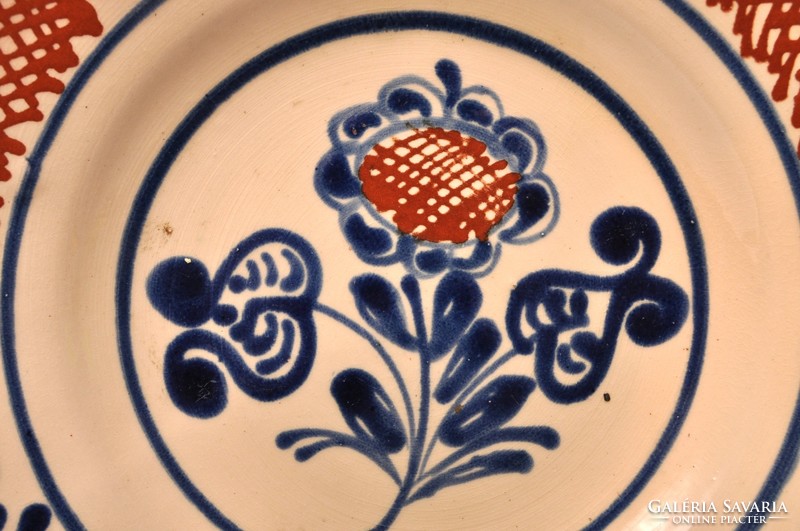 Wall plate with Transylvanian (homosexual or Romanesque village) motifs, made in the 1960s.