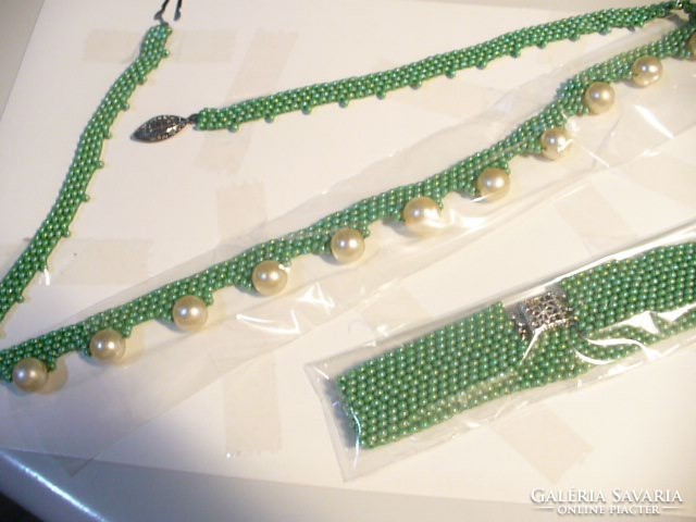Zöld és fehér gyöngyből készült nyaklánc és karkötő