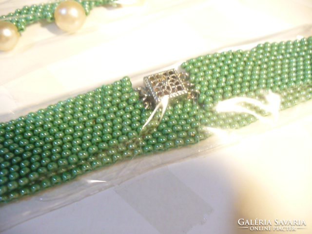 Necklace and bracelet made of green and white pearls
