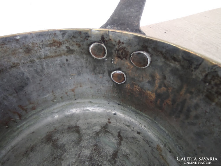 Antik konyhai eszköz edény sárgaréz lábas vas nyéllel 4920