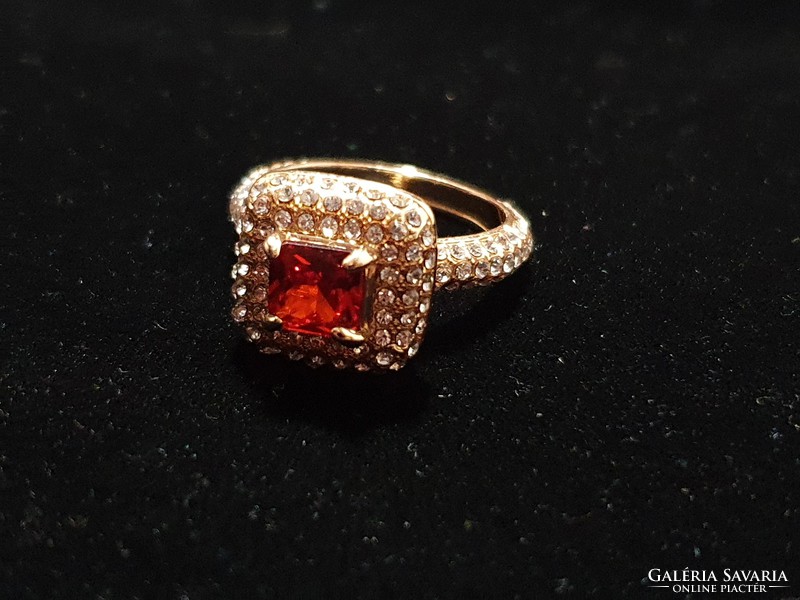 Striking zirconia stone rose gold fashion ring size 8! 3Karát!