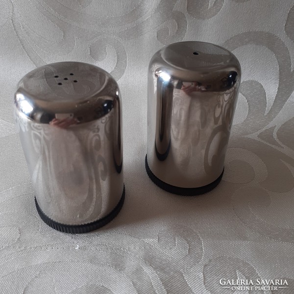 Salt and pepper shaker set